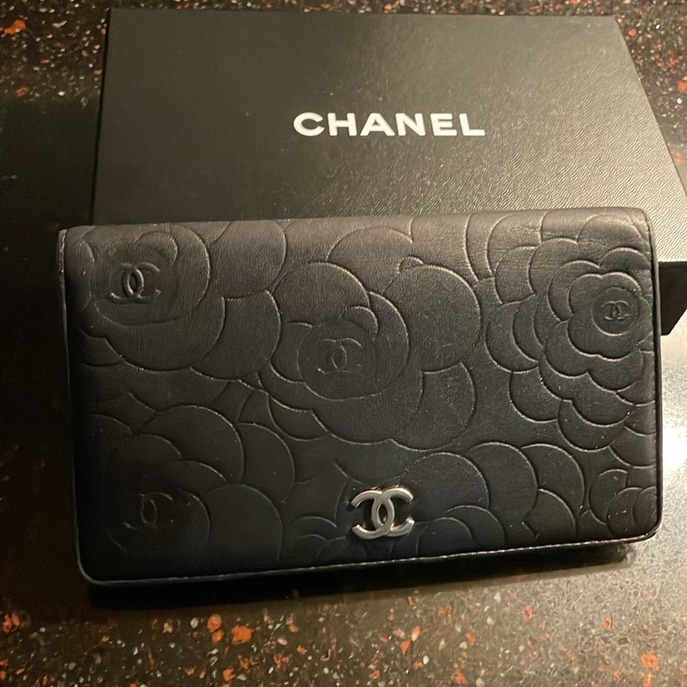 CHANEL Black Floral Embossed Wallet silver inside no Coin residue,Camilla - Picture 8 of 9